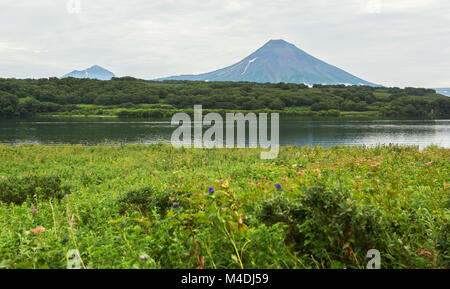 Stratovolcan Ilyinsky Kurile près de lac. Banque D'Images