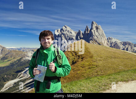 Les jeunes touristes en face de Seceda randonnée dans les Dolomites Banque D'Images