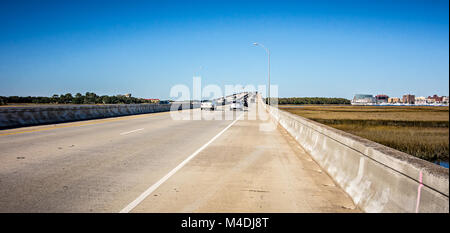 Charleston en Caroline du Sud vue sur l'horizon à travers river Banque D'Images