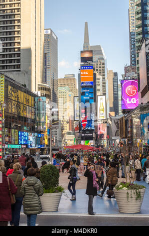 Allumé en façades de magasins et théâtres de Broadway Banque D'Images