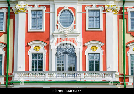 La façade du palais de Catherine dans le parc Kadriorg Banque D'Images