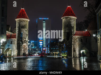 Nightt vue sur la rue, Tallinn Estonie. Banque D'Images