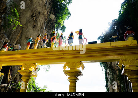 La lumière de l'arrière vue arrière colorés de statues hindoues à l'entrée passerelle sur batu cave temple escalier, Kuala Lumpur, Malaisie. Banque D'Images