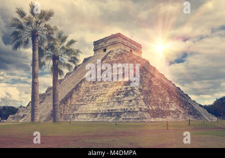 Célèbre pyramide El Castillo (le Temple Kukulkan Banque D'Images