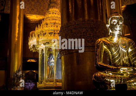 À l'intérieur de Swe Taw Myat (Buddha Tooth Relic) Yangon Myanmar pagode Banque D'Images