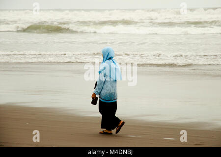 Femme sur la plage Parang Endog - Jogjakarta - Indonésie Banque D'Images