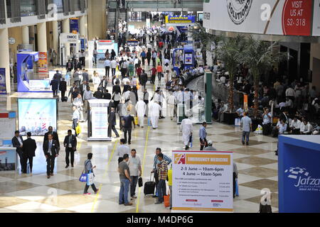 Il y a beaucoup de visiteurs à l'intérieur d'un complexe d'expositions à Dubaï, aux Émirats arabes Unis Banque D'Images