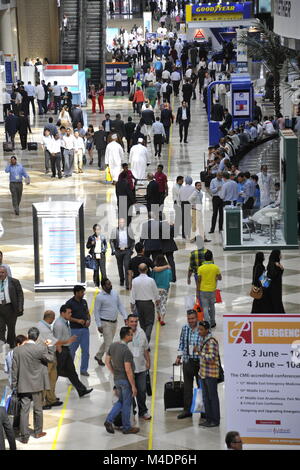 Il y a beaucoup de visiteurs à l'intérieur d'un complexe d'expositions à Dubaï, aux Émirats arabes Unis Banque D'Images