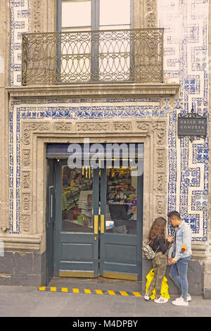 Un couple se tient à l'extérieur de la Casa de los Azulejos (Maison des carreaux bleus) à Mexico, Mexique. Banque D'Images