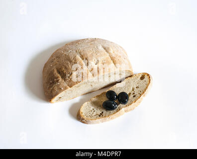 Pain et olives isolés sur fond blanc Banque D'Images