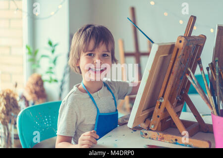 Garçon en studio Banque D'Images