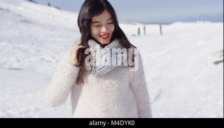 Smiling asian girl en relaxant pull en laine Banque D'Images