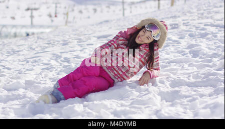 Jeune femme en habit rose avec des lunettes de ski Banque D'Images