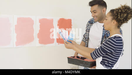 Jeune couple contrôle de nuanciers de peinture Banque D'Images