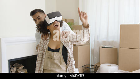 Happy young couple faisant des visites virtuelles au nouvel appartement Banque D'Images