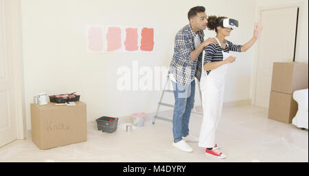 Beau mari aide sa femme portant des bretelles Banque D'Images