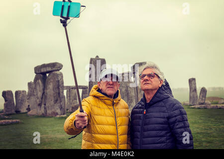 Hommes matures prendre un amis dans le selfies Stonehenge - site archéologique de concept senior qui voyagent et s'amuser Banque D'Images