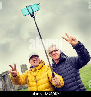 Hommes matures prendre un amis dans le selfies Stonehenge - site archéologique de concept senior qui voyagent et s'amuser Banque D'Images