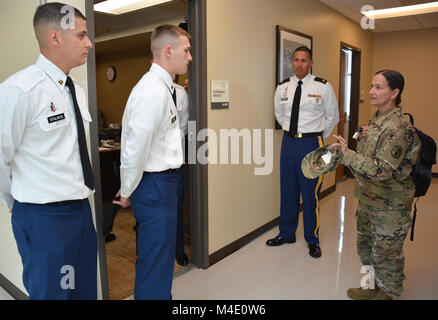 Le Sgt commande. Le Major Rebecca Booker, Irwin Army Community Hospital, à Fort Riley, Kansas, présente des trucs avec des soldats alors qu'ils attendent leur tour pour le meilleur conseil de l'inquisition du guerrier dans leur quête pour gagner de l'Command-Central médical régional de l'Armée de soldat de l'année ou sous-officier de l'année. À partir de l'éprouvante conseil oral et évaluation de l'alphabétisation à une rupture, 12 milles de mars, la semaine d'événements, qui s'est tenue du 10 au 14 avril à Fort Hood, au Texas, ont été les leçons dans le calme, l'endurance, l'endurance et de survie pour les 22 concurrents représentant les installations de traitement des militaires en T Banque D'Images