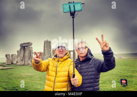 Hommes matures prendre un amis dans le selfies Stonehenge - site archéologique de concept senior qui voyagent et s'amuser Banque D'Images