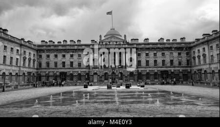 Photographie noir et blanc de Somerset House, bâtiment néoclassique situé sur le Strand. Londres, Angleterre, Royaume-Uni. Credit : Londres Snapper Banque D'Images