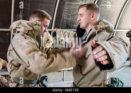 Airman Senior Chase Collin, 23e Escadron de maintenance d'aéronef fossiles en systèmes aéronautiques, gauche, effectue un contrôle sur l'ami d'un membre de la 1re classe Braxton James, 23d de l'Escadron de maintenance des aéronefs, spécialiste de la propulsion, le 1 février 2018, à Moody Air Force Base, Ga. aviateurs ont participé à une substance chimique, biologique, radiologique et nucléaire Défense (CBRNE) Classe de mieux les préparer à lutter contre les attaques de l'ennemi tout en les familiarisant avec la posture de protection d'une mission (MOPP). (Air Force Banque D'Images