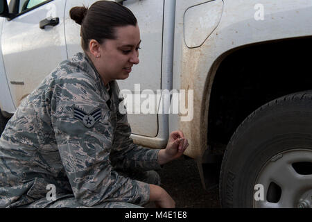 Airman principal Kimberly Pearcy, 2e Escadron d'appui aux opérations de changement de gestion de l'aérodrome de plomb, vérifie un pneu pour un objet étranger débris avant de circuler sur la ligne de vol à la base aérienne de Barksdale, en Louisiane, le 1 février 2018. Dom peut être quelque chose de rochers pour metal sur l'axe de vol, ce qui pourrait endommager les aéronefs. (U.S. Air Force Banque D'Images