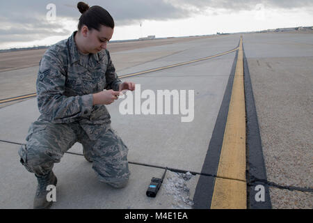 Airman principal Kimberly Pearcy, 2e Escadron d'appui aux opérations de changement de gestion de l'aérodrome de plomb, les documents a l'exfoliation ou ébréchées, sur la ligne de vol à la base aérienne de Barksdale, en Louisiane, le 1 février 2018. Effectuer plusieurs vérifications d'aviateurs de l'axe de vol chaque jour pour assurer la sécurité et la fonctionnalité de l'aérodrome. (U.S. Air Force Banque D'Images