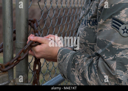 Airman principal Kimberly Pearcy, 2e Escadron d'appui aux opérations de changement de gestion de l'aérodrome de plomb, fixe une porte sur la ligne de vol à la base aérienne de Barksdale, en Louisiane, le 1 février 2018. Entre autres responsabilités, de gestion de l'aide à maintenir la sécurité de la ligne de vol de l'animal et le personnel non autorisé. (U.S. Air Force Banque D'Images