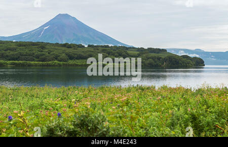 Stratovolcan Ilyinsky Kurile près de lac. Banque D'Images