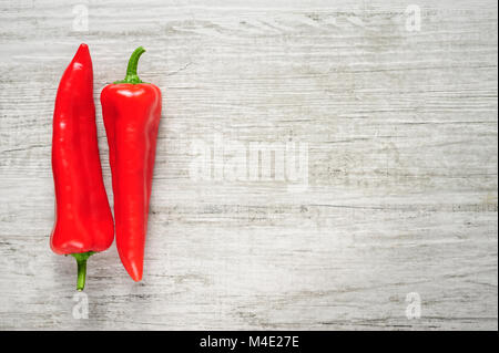 Poivrons rouges doux Kapia sur un fond de bois blanc Banque D'Images