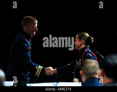 Le lieutenant Cmdr. Adam Williamson, directeur de la Garde côtière band, félicite le Maître de 1re classe Laura Françoise Gaillard après sa performance solo sur la flûte lors d'un spectacle à Chicago, 21 décembre 2017. La bande a été présenté cette année au Midwest Clinic International Band et orchestre Conférence à laquelle ont participé plus de 17 000 personnes de tous les 50 États et plus de 30 pays. (U. S. Coast Guard Banque D'Images