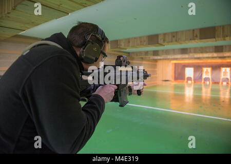 Un soldat allemand affecté à pousses forme avec son Heckler and Koch G36K A4 carabine, sur la base aérienne de Chièvres, Belgique, le 24 janvier 2018. (U.S. Army Banque D'Images