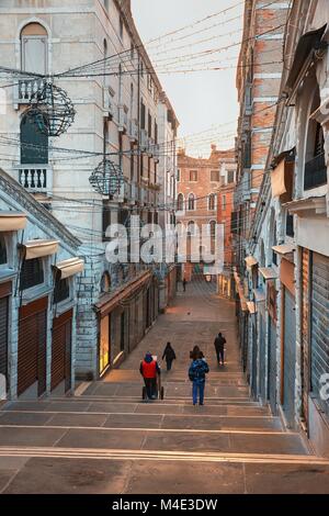 Les escaliers célèbre pont du Rialto à Venise Banque D'Images