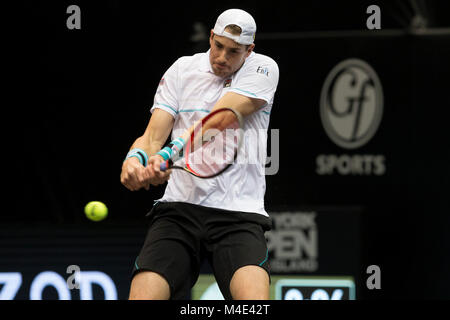 Uniondale, United States. Feb 14, 2018. John Isner États-unis d'balle renvoie au cours de 2ème tour match contre Radu Albot de Moldova à l'ATP 250 New York Open tournament à Nassau Coliseum Crédit : Lev Radin/Pacific Press/Alamy Live News Banque D'Images