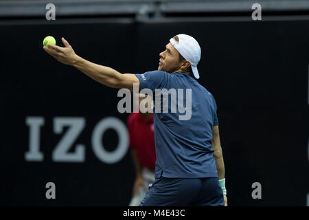 Uniondale, United States. Feb 14, 2018. Radu Albot de Moldova sert ball pendant 2ème tour match contre John Isner des USA à New York 250 ATP tournoi ouvert à Nassau Coliseum Crédit : Lev Radin/Pacific Press/Alamy Live News Banque D'Images