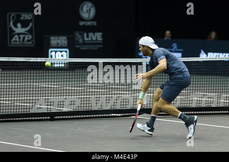 Uniondale, United States. Feb 14, 2018. Radu Albot de Moldova renvoie ball pendant 2ème tour match contre John Isner des USA à New York 250 ATP tournoi ouvert à Nassau Coliseum Crédit : Lev Radin/Pacific Press/Alamy Live News Banque D'Images