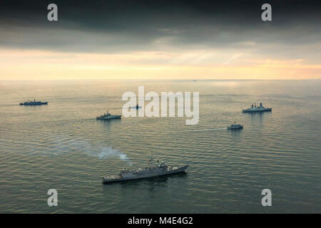 Mer noire (5 février 2018) Comité permanent de l'OTAN (SNMG2) et contre les mines de l'OTAN (SNMCMG2 Groupe 2) naviguer ensemble dans la mer Noire. Formation inclus HMS Duncan (D37), TCG Gaziantep (F490), ROS Regele Ferdinand (F221), HMS Enterprise (H88), TCG Akcay (M270) et Ros Lt Lupo Dinescu (25). Le SNMG2 et SNMCMG2 sont sur une patrouille de routine dans la mer Noire pour accroître l'interopérabilité entre les groupes et avec les marines alliées qui opèrent sur la mer Noire. L'OTAN Banque D'Images