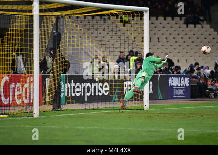 Athènes, Grèce. Feb 15, 2018. Save du gardien du Dynamo Kiev Denys Boyko (n° 71) Credit : Dimitrios Karvountzis/Pacific Press/Alamy Live News Banque D'Images