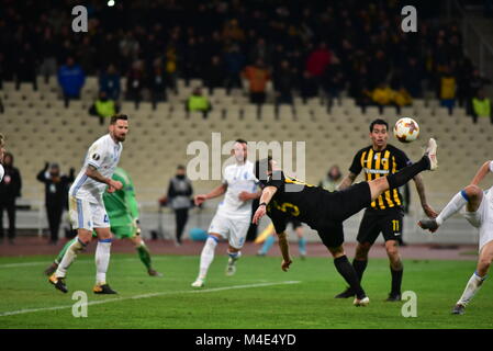 Athènes, Grèce. Feb 15, 2018. Tentative de Vasileios de Lampropoulos AEK (n° 5) lors d'une attaque de son équipe. Credit : Dimitrios Karvountzis/Pacific Press/Alamy Live News Banque D'Images