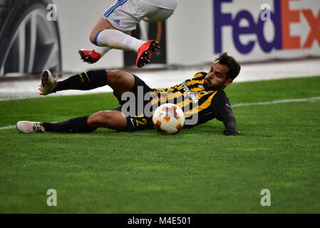 Athènes, Grèce. Feb 15, 2018. Rodrigo Galo (no 12) de l'AEK, arrête le ballon pendant le match : Dimitrios Crédit/Karvountzis Pacific Press/Alamy Live News Banque D'Images