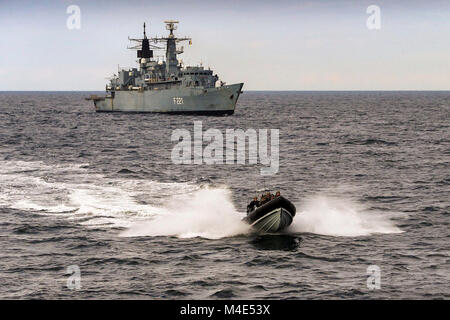 Mer noire (7 février 2018) un petit bateau un équipe d'Arraisonnement du Comité permanent OTAN (SNMG2) navire ROS Regele Ferdinand au SNMG2 navire amiral HMS Duncan. L'équipe roumaine travaille de concert avec une équipe d'arraisonnement des Royal Marines du HMS Duncan pour mener l'exercice d'embarquement à bord du HMS Duncan. L'OTAN Banque D'Images