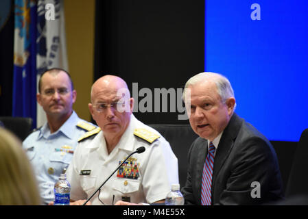 MIAMI (fév. 8, 2018) -- le procureur général américain Jeff Sessions (à droite) donne à l'allocution d'ouverture lors de l'opioïde Sommet tenu à le SOUTHCOM siège. Les dirigeants du gouvernement américain et des experts dans les domaines de la santé publique, l'interdiction, l'application de la loi, et la justice a assisté au sommet d'examiner la crise, envisage des moyens pour renforcer la réponse collective de la nation et de définir des stratégies globales pour résoudre le problème. ( Par la Garde côtière Maître de 2e classe Jonathan Lally) Banque D'Images