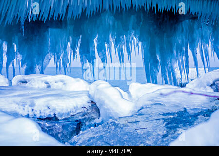 Formations icicle à l'embarcadère sur le lac Michigan Banque D'Images