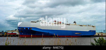 Grand cargo stationné dans un port international Banque D'Images