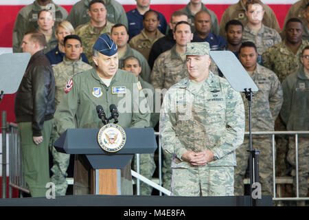 Le lieutenant-général Jerry P. Martinez, commandant des forces américaines au Japon, et le Colonel Kennth Moss, 374e Airlift Wing commander, présenter le Vice-président Michael Pence avant de parler d'une troupe à Yokota Air Base, Japon, le 8 février 2018. Alors qu'au Japon, Pence a passé son temps à visiter des fonctionnaires japonais dont le Premier ministre Shinzo Abe, rencontre avec des troupes, l'adressage et Yokota Air Base militaires avant de partir pour la Corée du Sud pour l'hiver 2018 de Pyeongchang Jeux Olympiques. (U.S. Air Force Banque D'Images