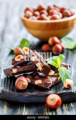 Le chocolat noir aux noisettes et de feuilles de menthe. Banque D'Images