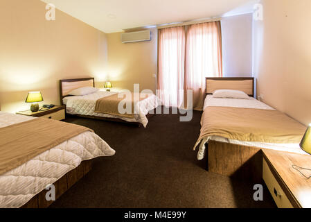 Chambre triple dans cet hôtel moderne Banque D'Images
