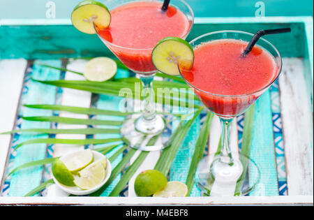 Strawberry margarita cocktail avec de la feuille de palmier Banque D'Images