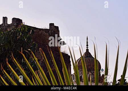 Bâtiment en ruine et dome mosquée structuré Banque D'Images